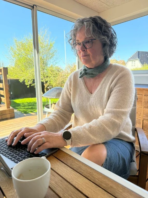 Helle arbejder ved bærbar computer